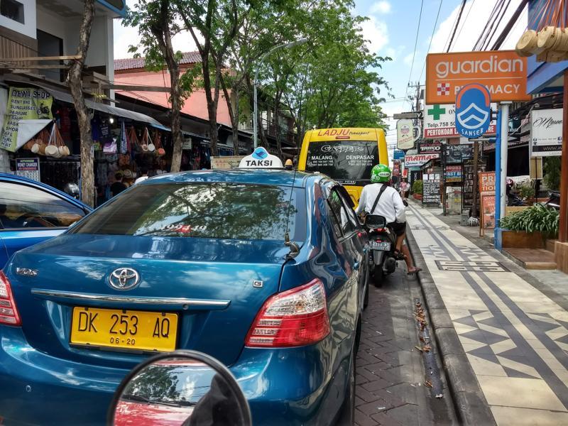 Такси на Бали. Такси ночью Бали. Bali Taxi Airport. Поклонения духам на Бали в такси.