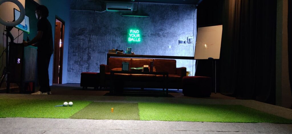 private bay golf simulator